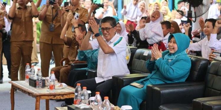 Direktur Utama Bank Kalsel Fachrudin saat peringatan Hari Menabung Indonesia di SLBN 2 Martapura yang berlangsung meriah. (foto : istimewa)