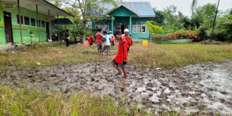 Murid SDN Basirih 10 saat olahraga di halaman sekolah berlumpur. (foto : shn/seputaran)