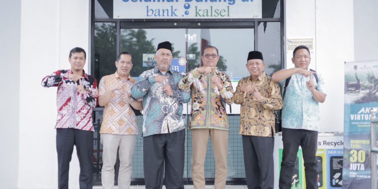 Komisi II DPRD Kalsel bertandang untuk monitoring program CSR Bank Kalsel cabang Tabalong. (foto : istimewa)