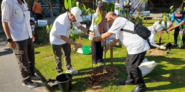 Pelindo Hijau Green Belt saat aksi tanam pohon di RTH Kamboja. (foto : shn/seputaran)