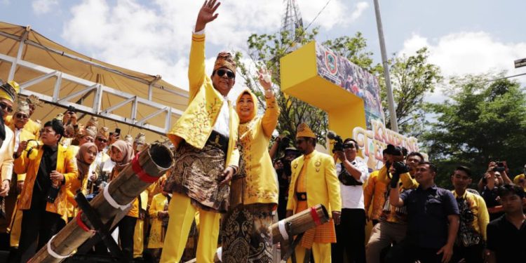 Gubernur Kalsel H Sahbirin Noor atau Paman Birin dan istri Hj Raudatul Jannah dipanggil Acil Odah saat pembukaan Festival Budaya Banjar. (foto : Adpim Kalsel)