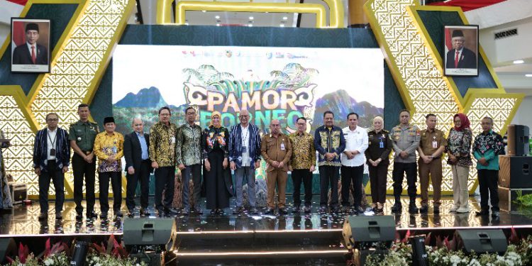 Foto bersama di sela acara Pamor Borneo 2024. (foto : istimewa)