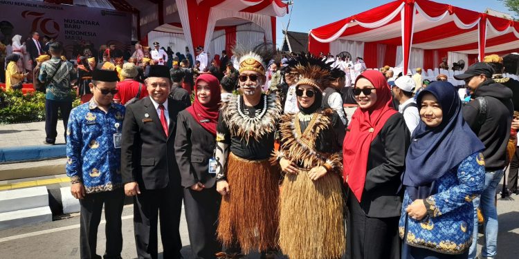 Kepala DPMPTSP Banjarmasin Ariyani kenakan pakaian adat Papua saat upacara peringatan HUT RI di halaman Balaikota Banjarmasin. (foto : shn/seputaran)