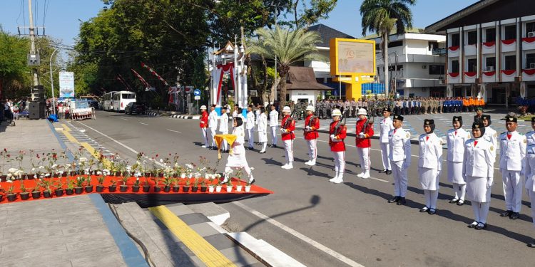 Paskibraka Banjarmasin saat membawa baki bendera merah putih pada upacara peringatan HUT RI di halaman Balaikota Banjarmasin. (foto : shn/seputaran)