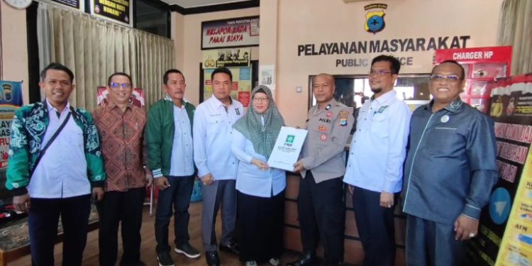 Ketua DPC PKB Banjarmasin Hilyah Aulia saat tunjukan berkas laporan Muhammad Lukman Edy di Polresta Banjarmasin. (foto : sdy/seputaran)