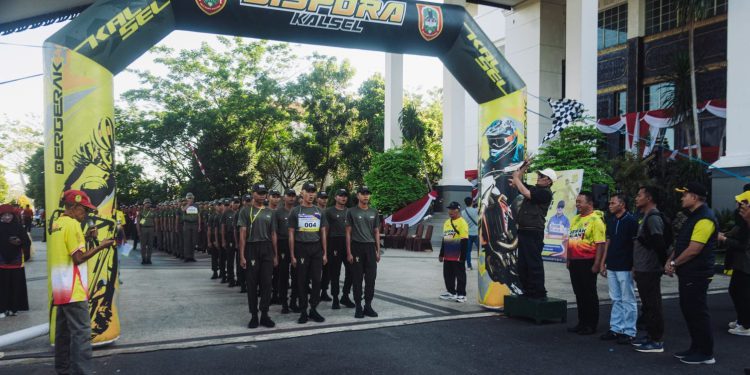 Gubernur Kalsel H Sahbirin Noor atau Paman Birin saat melepas peserta lomba gerak jalan. (foto : Adpim Kalsel)