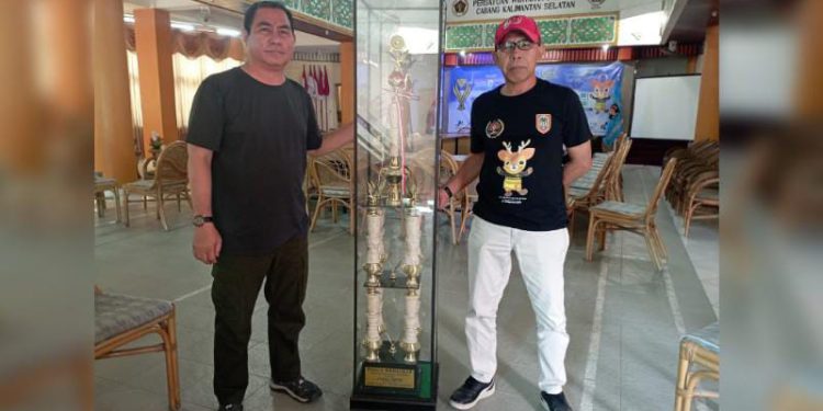 Ketua PWI Kalsel Zainal Helmie didampingi pengurus Bambang Santoso saat foto dengan piala bergilir Presiden. (foto : istimewa)