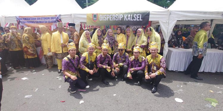 Jajaran Dispersip Kalsel saat foto bersama di depan stand yang menyediakan kue gratis. (foto : istimewa)