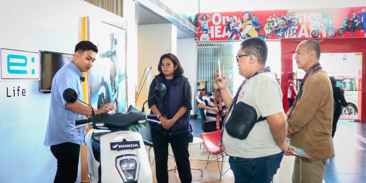 Kenyamanan dan keamanan konsumen menjadi sebuah perhatian besar bagi PT Astra Honda Motor (AHM), termasuk bagi pengguna sepeda motor listrik Honda, EM1 e. (foto : istimewa)