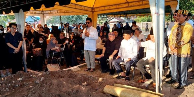 Gubernur Kalsel H Sahbirin Noor atau Paman Birin saat memberikan kesan saat penghormatan terakhir kepada mendiang HM Taufik Effendi di pemakaman. (foto : Adpim Kalsel)