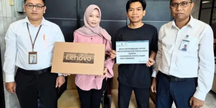 UPZ Bank Kalsel saat menyerahkan bantuan laptop kepada dua penerima manfaat. (foto : istimewa)