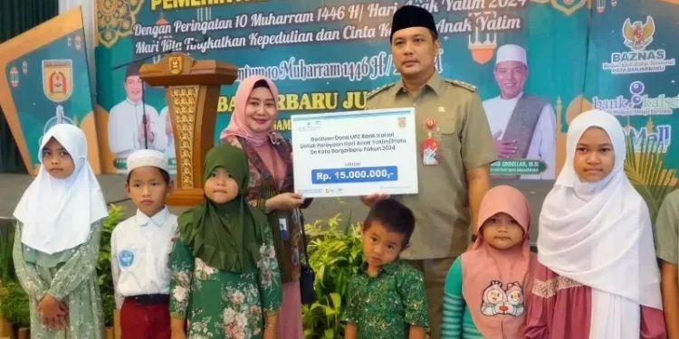 Bantuan Bank Kalsel secara simbolis oleh diserahkan Walikota Banjarbaru Aditya Mufti Arifin kepada penerima. (foto : istimewa)