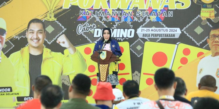 Kepala Dispersip Kalsel Hj Nurliani Dardie saat membuka lomba Domino Porwanas XIV di Kalsel.