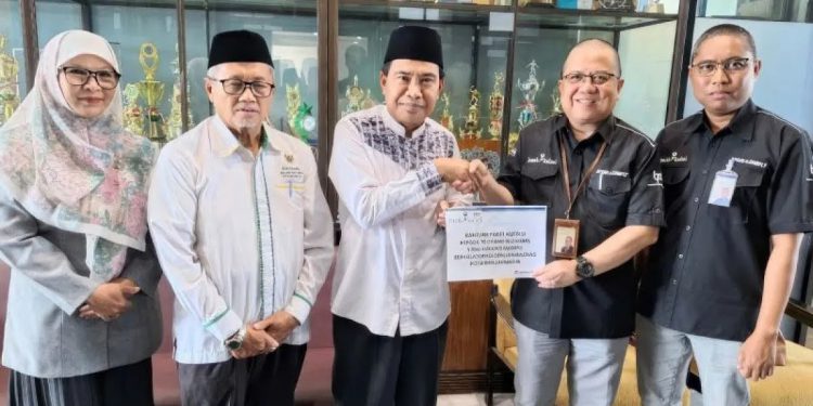 UPZ Bank Kalsel saat penyerahan bantuan secara simbolis kepada Ketua BAZNAS Banjarmasin.