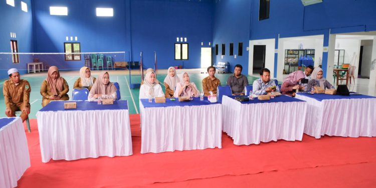 Komisi I DPRD Kalsel yang membidangi Hukum dan Pemerintahan melakukan Monev Dana Desa di Kantor Kepala Desa Sungai Cuka Tanbu. (foto : istimewa)