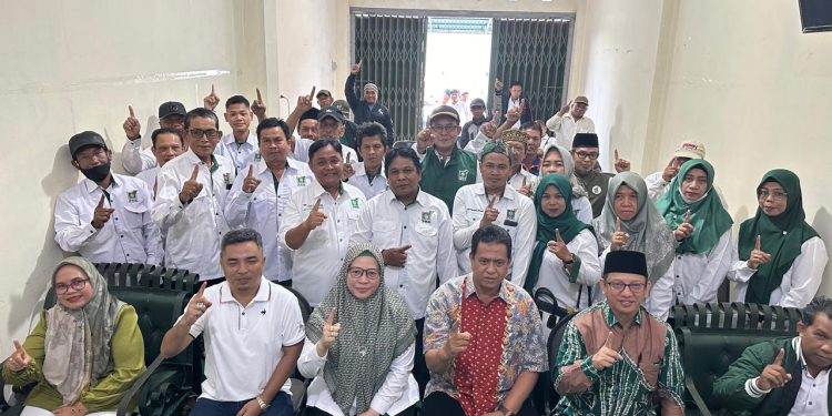 Jajaran PKB Banjarmasin foto bersama usai memberikan dukungan untuk Muhaimin Iskandar menjadi Ketum.