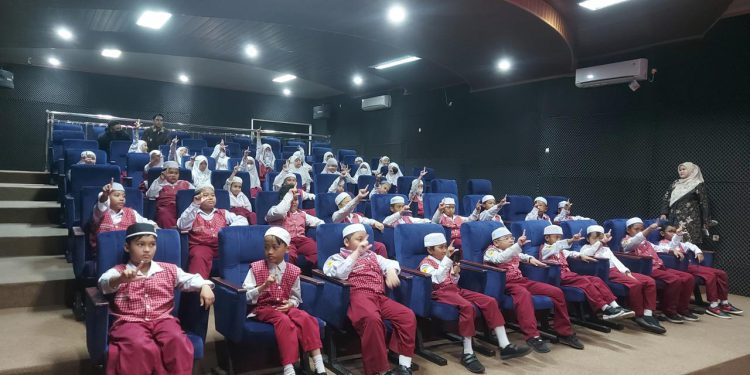 Peserta Didik SDIT Anak Sgoleh Mandiri saat nonbar film Syekh Muhammad Arsyad Al Banjari di teater Dispersip Kalsel. (foto : istimewa)