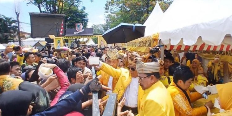 Gubernur Kalsel H Sahbirin Noor atau Paman Birin saat bagikan makanan gratis untuk warga. (foto : Adpim Kalsel)