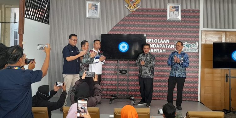 Walikota Banjarmasin H Ibnu Sina saat launching program digitalisasi pembayaran pajak oleh BPKAD Banjarmasin. (foto : shn/seputaran)