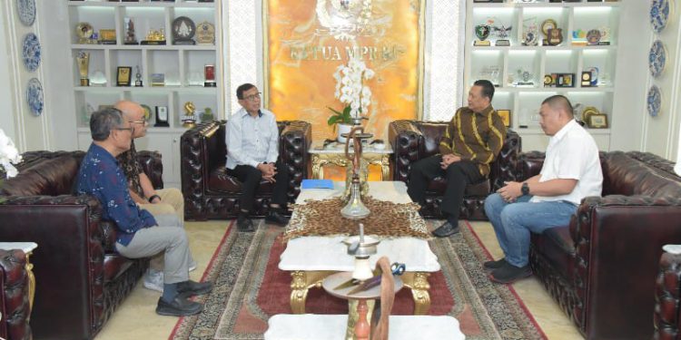 Pengurus PWI Pusat dipimpin Hendry Ch Bangun saat pertemuan dengan Ketua MPR Bambang Soesatyo. (foto : istimewa)