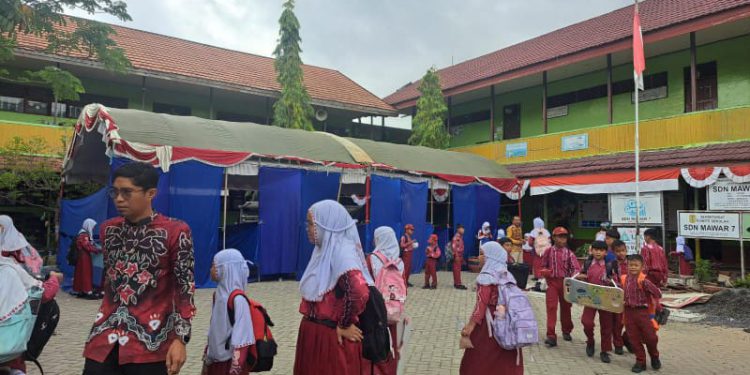 Tenda darurat yang digunakan untuk aktivitas belajar mengajar di SDN Mawar 7 Banjarmasin.