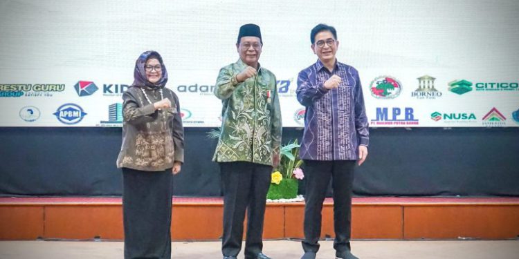 Gubernur Kalsel H Sahbirin Noor atau Paman Birin foto bersama di sela Gala Welcome Dinner Borneo Economic Community. (foto : Adpim Kalsel)