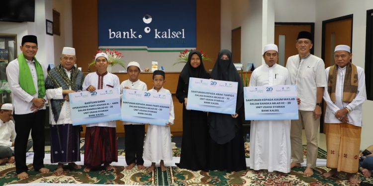 Dirut Bank Kalsel Fachrudin serahkan bantuan di Milad ke-20 Bank Kalsel Unit Usaha Syariah. (foto : istimewa)