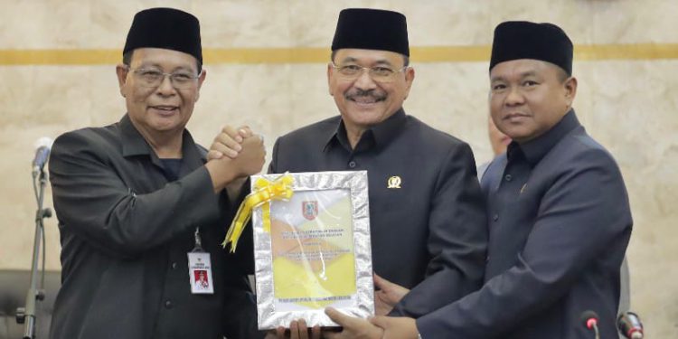 Gubernur Kalsel H Sahbirin Noor saat menyerahkan Raperda tentang APBD 2025 Kepada Ketua Sementara DPRD Kalsel H Supian HK didampingin Wakil Ketua Sementara Kartoyo.