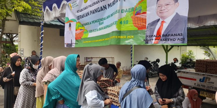 Warga saat antre membeli bahan pokok di GPM. (foto : shn/seputaran)