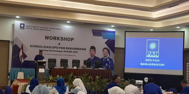 Ketua DPD PAN Banjarmasin Harry Wijaya saat memberikan sambutan politik saat workshop dan pendidikan politik.