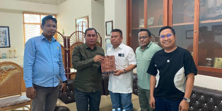 Ketua PWI Kalsel Zainal Helmie saat menerima bantuan Hasnur Group untuk apresiasi hasil juara umum Porwanas. (foto : istimewa)