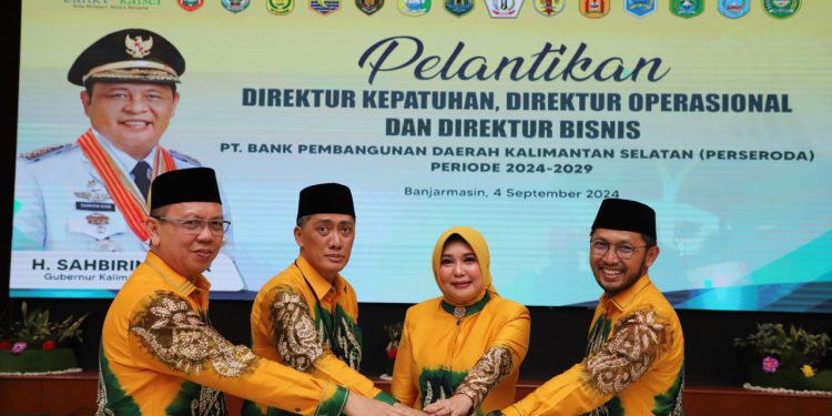 Dirut Bank Kalsel Fachrudin bersama tiga direksi baru dilantik.