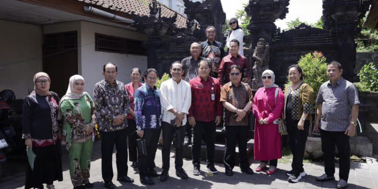 Ketua Komisi IV DPRD Kalsel HM Lutfi Saifuddin beserta rombongan foto bersama usai melakukan studi komparasi ke Disdikpora Provinsi Bali.