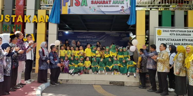 Peresmian Kampung Bakisas, Sekretariat Forum Anak dan PISA oleh Walikota Banjarmasin H Ibnu Sina. (foto : shn/seputaran)