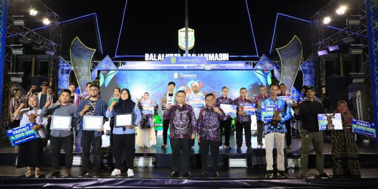 Tiga wartawan saat mendapatkan penghargaan foto bersama Walikota dan Wakil Walikota Banjarmasin.