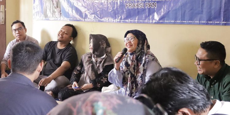 Ketua Komisi I DPRD Provinsi Kalsel Rachmah Norlias saat Sosialisasi Revitalisasi dan Aktualisasi Nilai-Nilai Ideologi Pancasila (Sosrev).