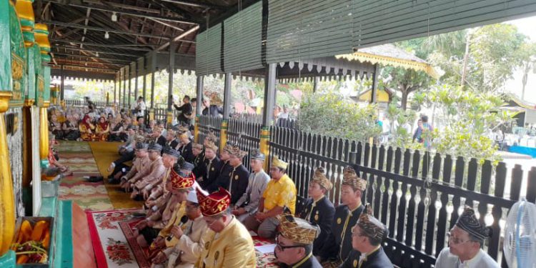 Walikota Banjarmasin H Ibnu Sina bersama Wakil Walikota Banjarmasin H Arifin Noor dan jajaran saat prosesi ziarah ke Makam Sultan Suriansyah.