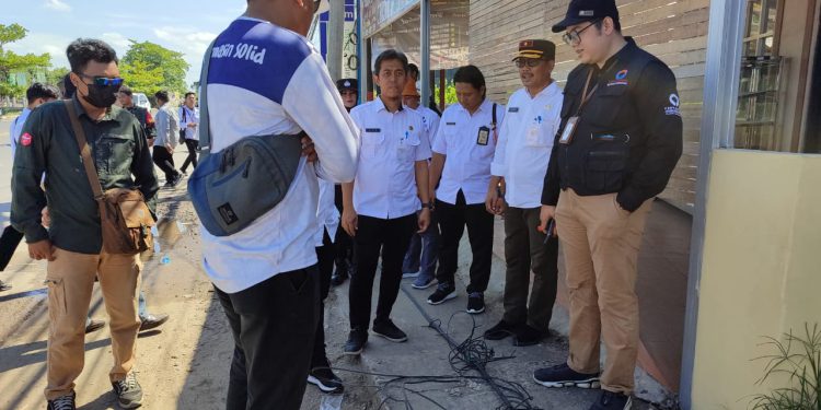 Ombudsman RI Kalsel dan pihak terkait lain saat peninjauan kabel optic.