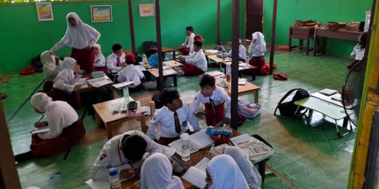 Proses belajar mengajar SDN Mawar 7 Banjarmasin.