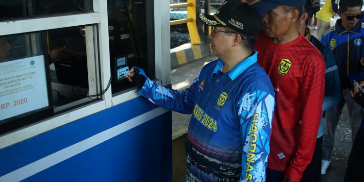 Walikota Banjarmasin H Ibnu Sina saat menggunakan Banua Card kerjasama Bank Kalsel untuk pembayaran penyeberangan kapal di Dermaga Banjar Raya. (foto : shn/seputaran)