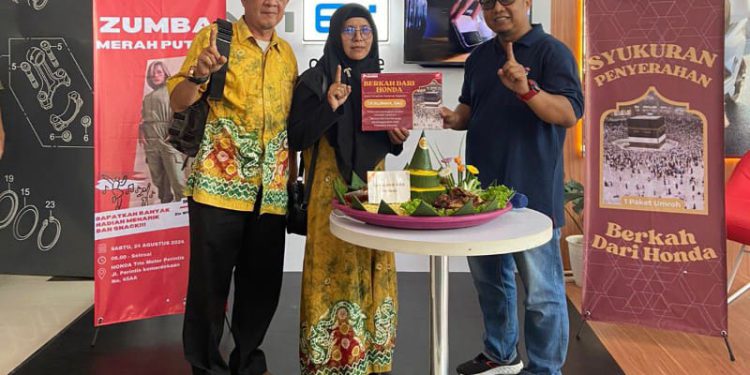 Trio Motor Perintis, salah satu jaringan Dealer resmi Honda yang berada di wilayah Kalsel syukuran penyerahan hadiah umroh berpasangan dari program "Berkah dari Honda".