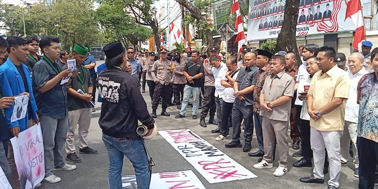 DPRD Banjarmasin saat didemo di hari pertama kerja. (foto : sna/seputaran)