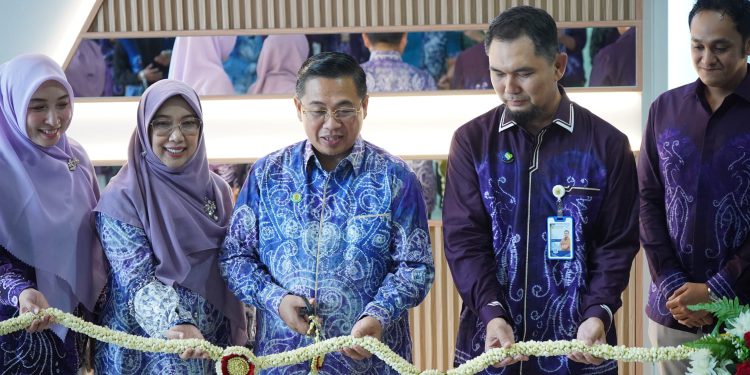 Walikota Banjarmasin H Ibnu Sina gunting pita tanda dibukanya layanan baru di RSUD Sultan Suriansyah Banjarmasin. (foto : shn/seputaran)