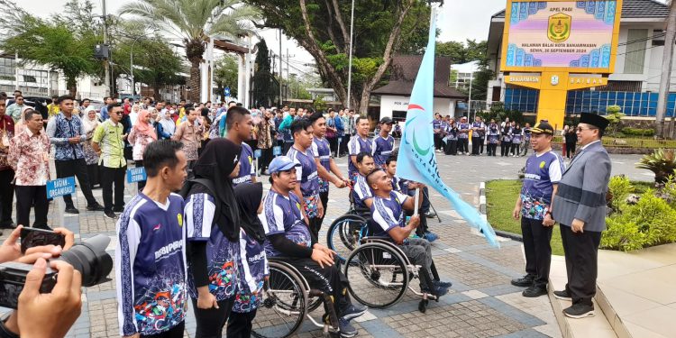 Walikota Banjarmasin H Ibnu Sina saat melepas atlet NPC Banjarmasin. (foto : shn/seputaran)