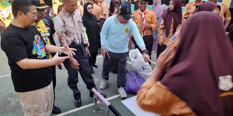 Walikota Banjarmasin H Ibnu Sina saat ikut gerakan Jumat Bersih di SMAN 4 Banjarmasin.