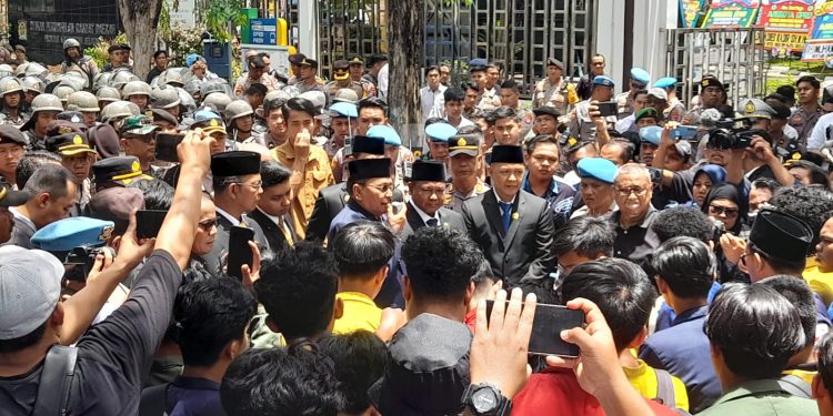 Ketua DPRD Kalsel sementara H Supian HK saat menemui pengunjuk rasa.