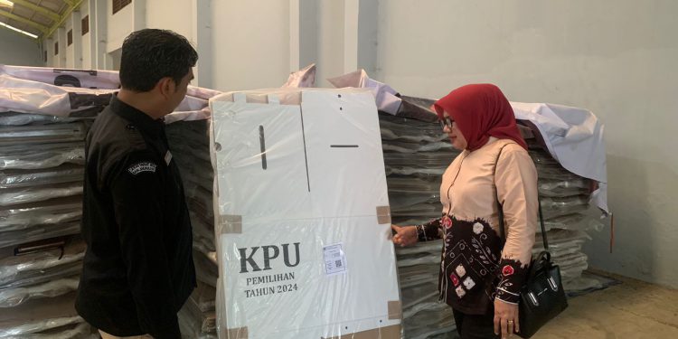 Ketua KPU Banjarmasin Hj Rusnailah saat memeriksa logistik Pilkada di Banjarmasin.