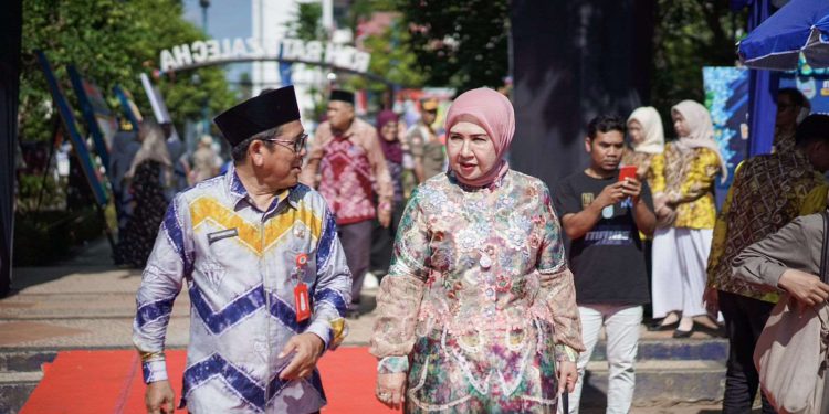 Anggota Komisi IV DPRD Kalsel Hj. Syarifah Rugayah saat hadiri Perayaan Hari Jadi ke-74 Kabupaten Banjar di Ruang Terbuka Hijau (RTH) Martapura. (foto : istimewa)