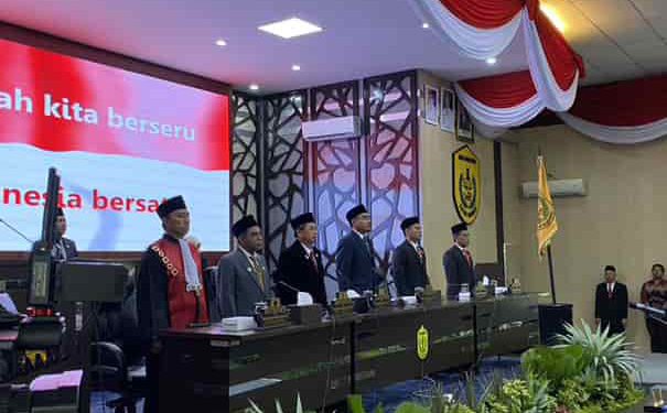 PARIPURNA: Ketua DPRD Banjarmasin H Harry Wijaya didampingi Unsur Pimpinan, HM Yamin dan Tugiatno membuka Rapat Paripurna Pengucapan Sumpah/Janji Anggota DPRD Banjarmasin Periode 2024-2029