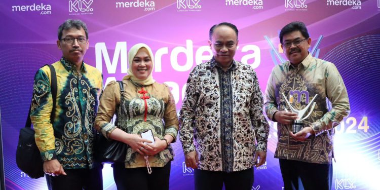 Kepala Dinas Komunikasi dan Informasi Provinsi Kalsel, Muhammad Muslim bersama Menteri Komunikasi dan Informatika Republik Indonesia, Budi Arie Setiadi. (FOTO:IST)